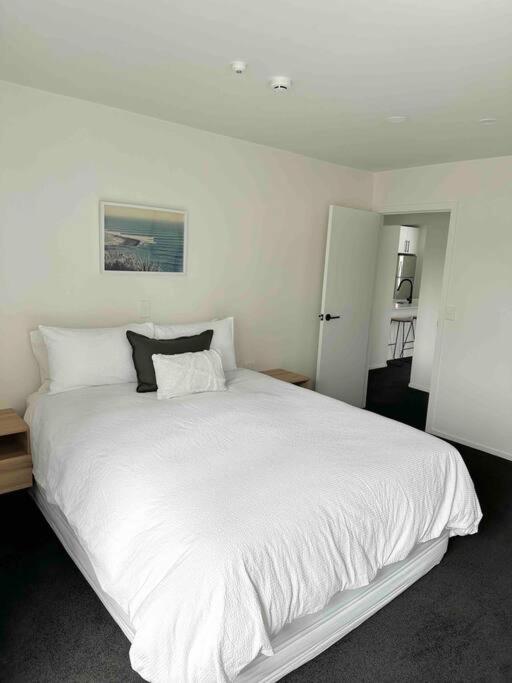 Rooftop Apartment In Cbd Raglan Exterior photo